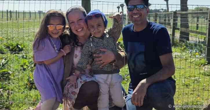 Kleine Alex (3) vecht tegen agressieve kanker, zijn zusje Angelina rent met zijn sondevoeding naast hem mee