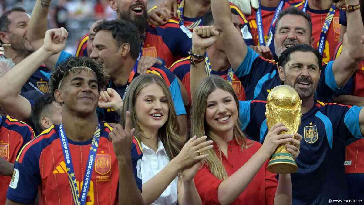 Treffen beim WM-Finale: US-Präsident Trump überreicht spanischer Königsfamilie besonderes Geschenk