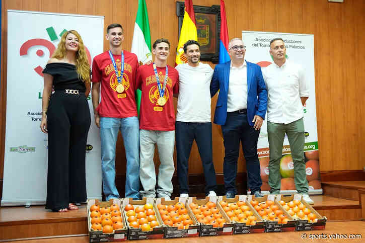 Spain's Fabián Ruiz, Gavi gifted their weight in tomatoes after winning World Cup