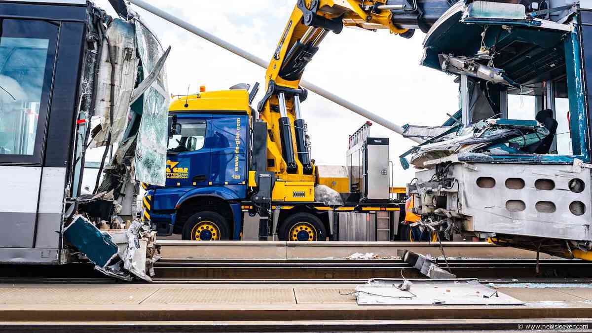 Kapotte trams van Erasmusbrug gehaald, brug vrij voor fietsers en voetgangers