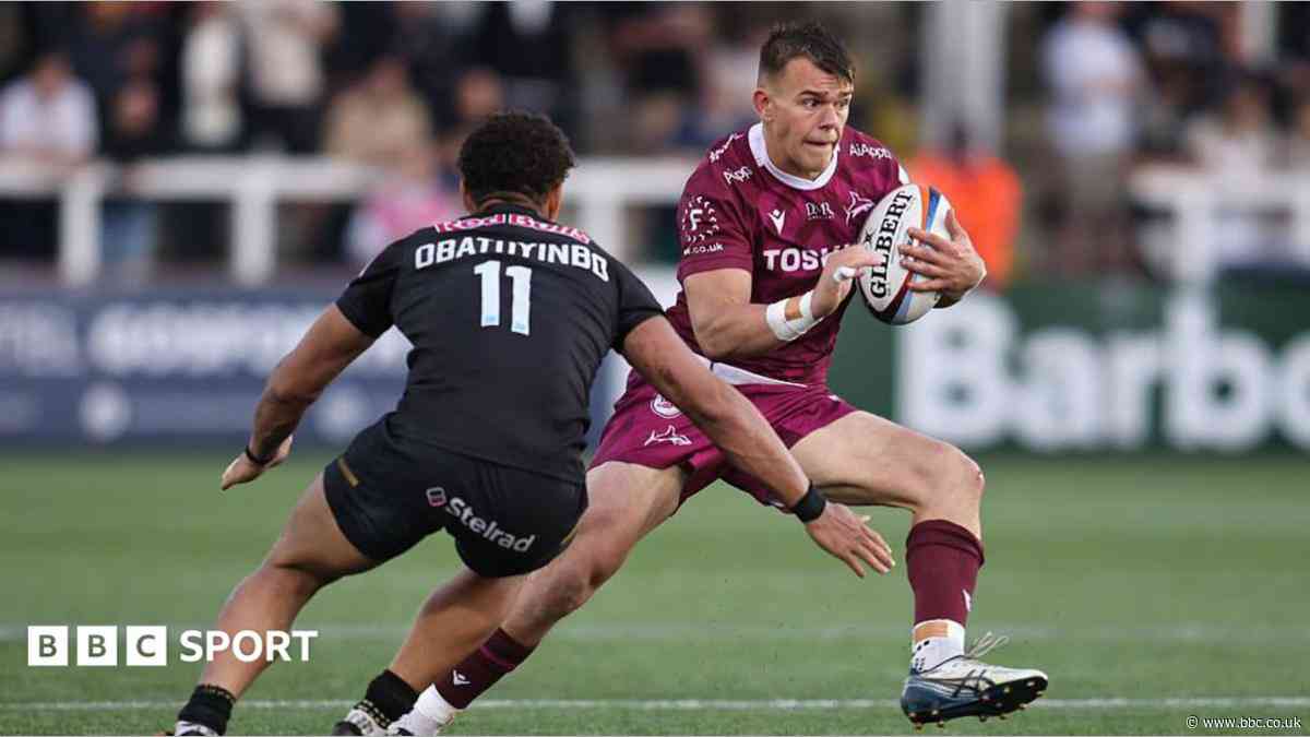 Ambitious Carpenter commits to Sale long-term