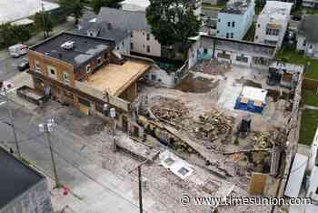 Building collapse leaves mess in Albany