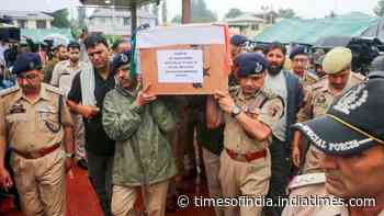 Terrorist kill J&amp;K cop in Anantnag market, first strike since Pahalgam attack
