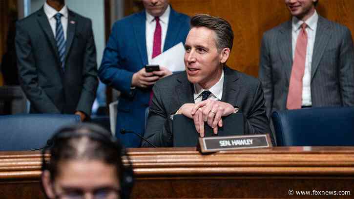 EXCLUSIVE: Hawley to introduce bill blocking lavish USPS executive bonuses over mail delays, losses