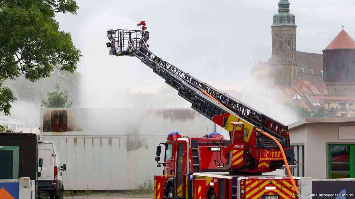 Batteriespeicher brennt seit Dienstag: 42 Menschen evakuiert – Feuerwehr kühlt mit Flusswasser