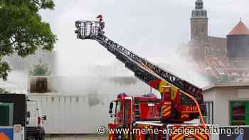 Batteriespeicher brennt seit Dienstag: 42 Menschen evakuiert – Feuerwehr kühlt mit Flusswasser