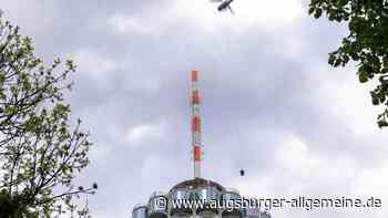Spektakulärer Heli-Einsatz am Hotelturm: Warum Augsburg Baumaterial in luftiger Höhe austauscht