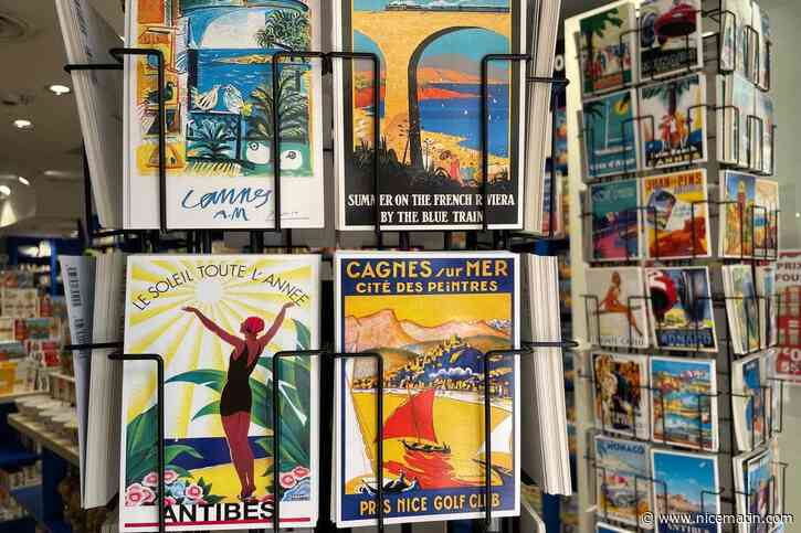 « J’écris des cartes postales depuis que je suis petite » : nostalgie, décoration et art local, pourquoi la carte postale cartonne encore dans les commerces Antibois