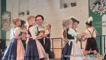 Fesche Wadl, drehende Dirndl, laute Juchzer: Inn-Salzach-Trachtler feiern in Ampfing