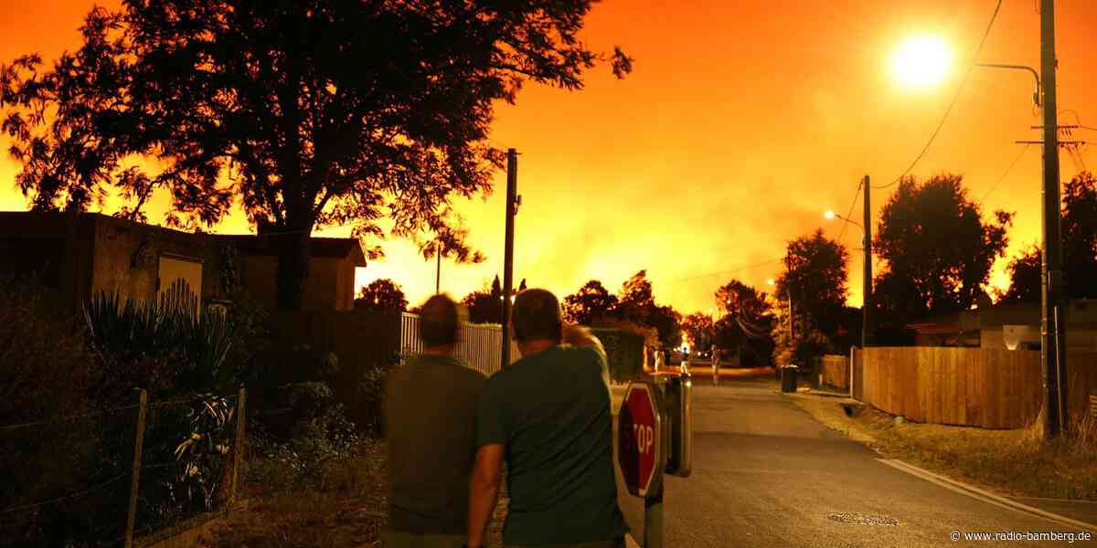 10.000 Touristen wegen Brandes an Atlantikküste evakuiert