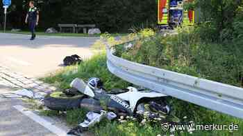 Motorradfahrer prallt in Rechtskurve gegen Leitplanke: 24-Jähriger schwerst verletzt – Staatsstraße gesperrt