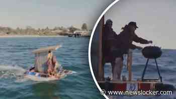 Bizar: Australiërs barbecueën midden op zee tijdens toilet-transport