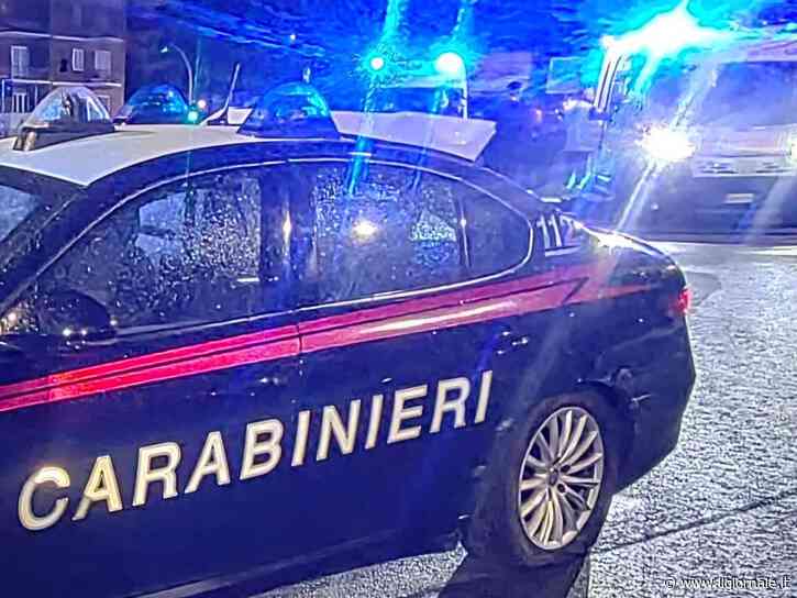 Uccide il fratello e ferisce la moglie a colpi di pistola, poi si costituisce. La donna è gravissima