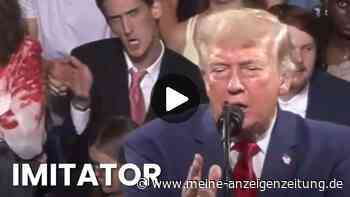 Direkt hinter Trump macht ein Zuschauer seine Gesten und Mimik nach