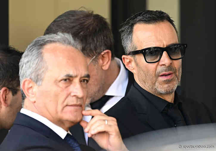 Super-agent meets with Barcelona executives with several files on the table