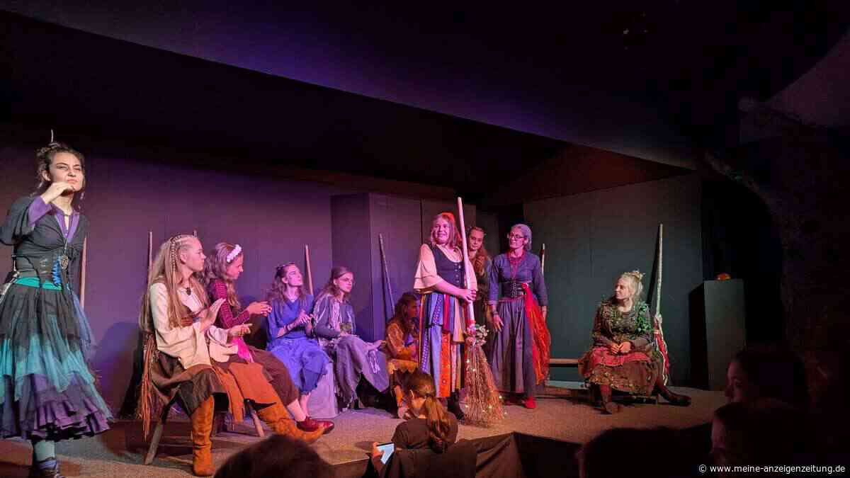 Mäuseregen und Besentanz: Theaterkastl spielt „Die kleine Hexe"