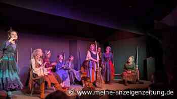 Mäuseregen und Besentanz: Theaterkastl spielt „Die kleine Hexe"