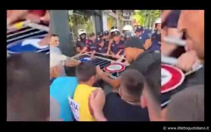 Scontri davanti al Parlamento a Tirana, usati idranti e lacrimogeni: la protesta contro il premier Rama avanti da oltre 7 settimane