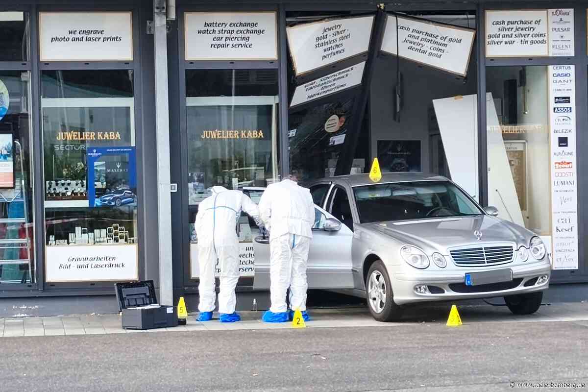 Diebe rammen mit Auto Juweliergeschäft und flüchten