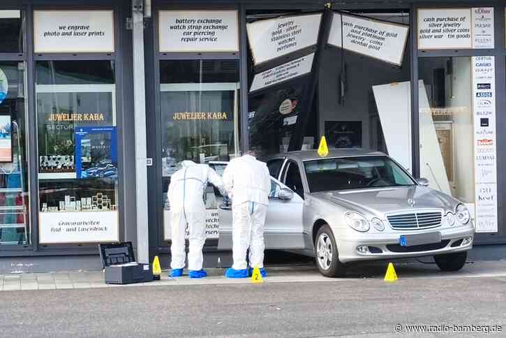 Diebe rammen mit Auto Juweliergeschäft und flüchten