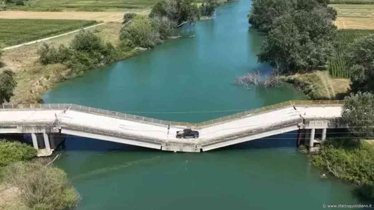 “Pur di non allungare il tragitto di 30 chilometri le auto continuano a passare sul ponte crollato e distrutto dalla tempesta”: il video è virale