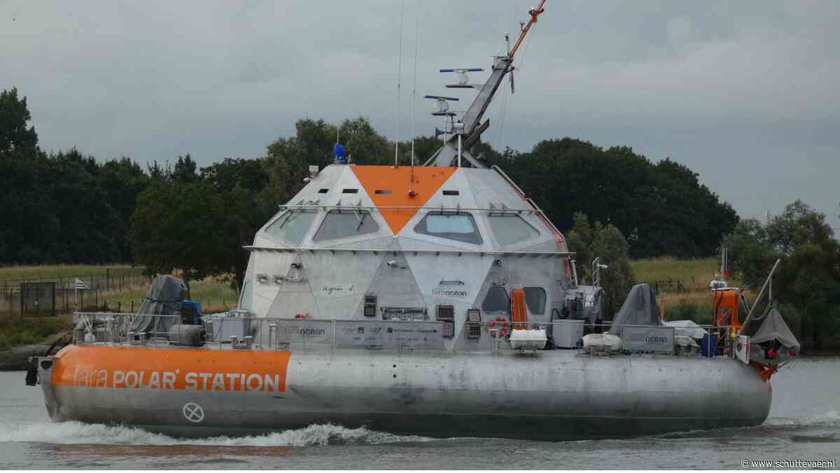 Arctisch onderzoeksschip Tara Polar Station bunkert in Dordrecht onderweg naar eerste poolexpeditie