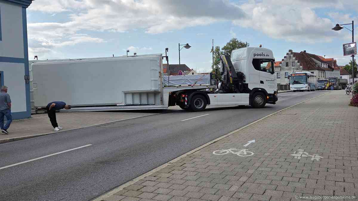 Lastwagen bleibt auf Neuburger Donaubrücke hängen: Kompletter Verkehrsstillstand in der Innenstadt