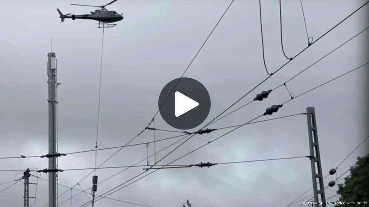 Helikopter im Einsatz: Signalmasten verlassen die Baustelle Hamburg-Altona