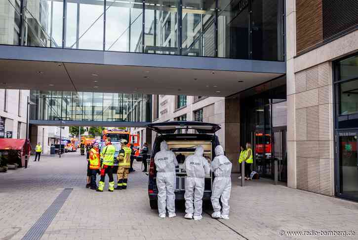 Frau in Einkaufszentrum niedergestochen und angezündet