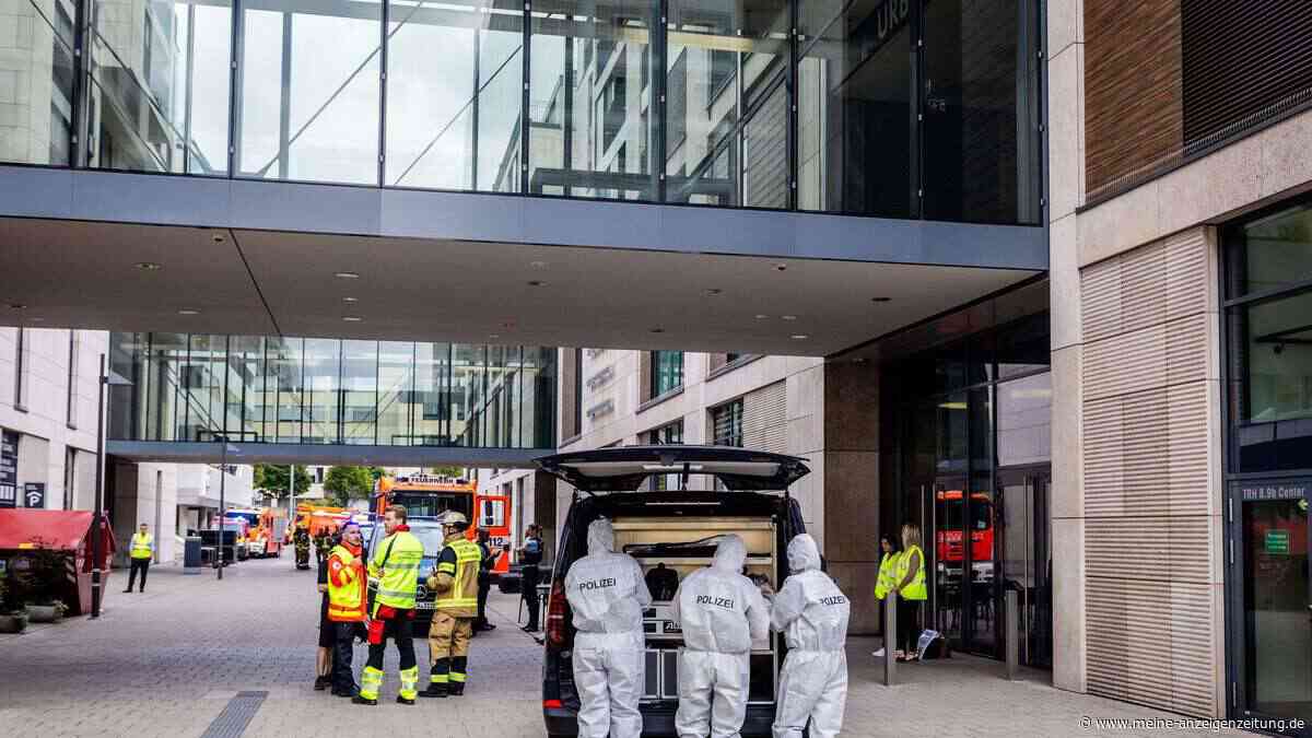 Frau in Einkaufszentrum niedergestochen und angezündet