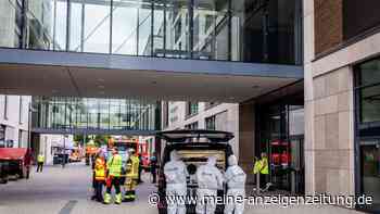 Frau in Einkaufszentrum niedergestochen und angezündet