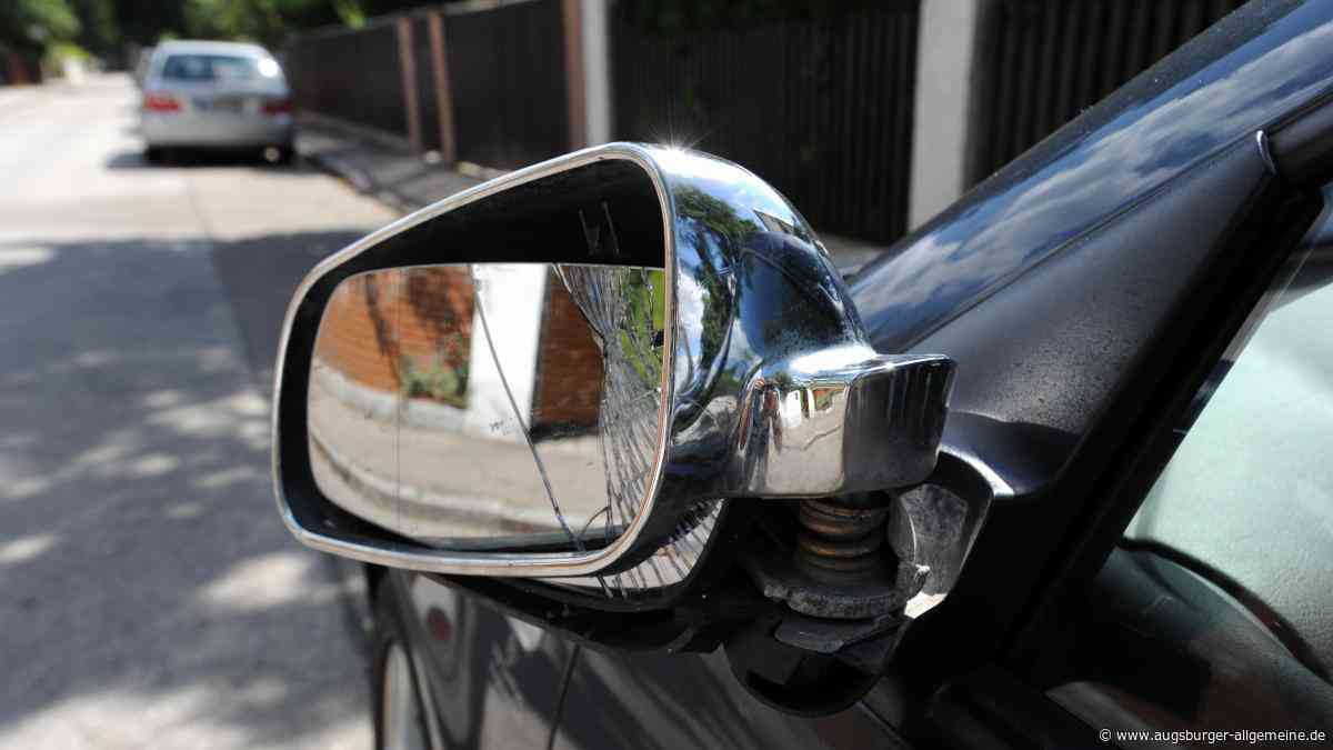 Unbekannter beschädigt mehrere geparkte Autos