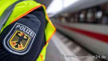 Mann zieht sich Hose nach unten und befriedigt sich vor Jugendlicher (14) selbst