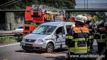 Auto überschlägt sich auf A24: Rettungshubschrauber landet auf Autobahn