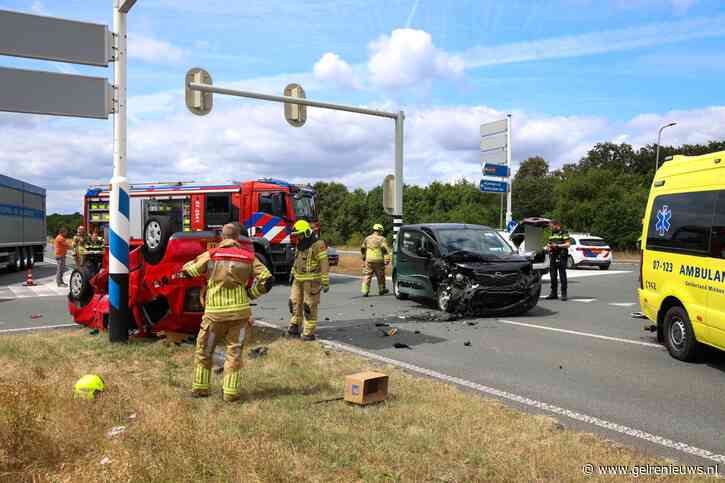 Auto slaat over de kop, brandweer bevrijdt inzittenden
