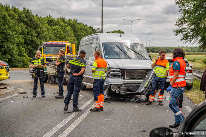 Twee gewonden bij aanrijding met drie voertuigen