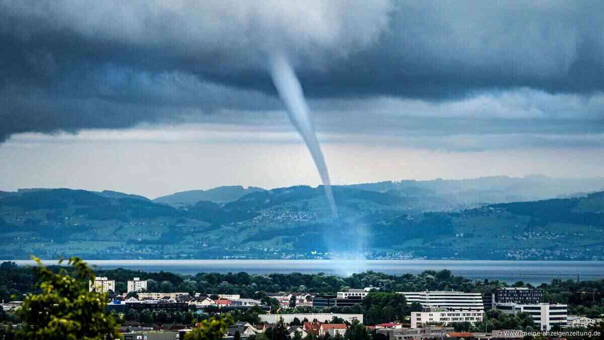 Panik am Adria-Strand: Unwetter-Monster zieht über beliebten Italien-Hotspot – Wasserhose überrascht Urlauber