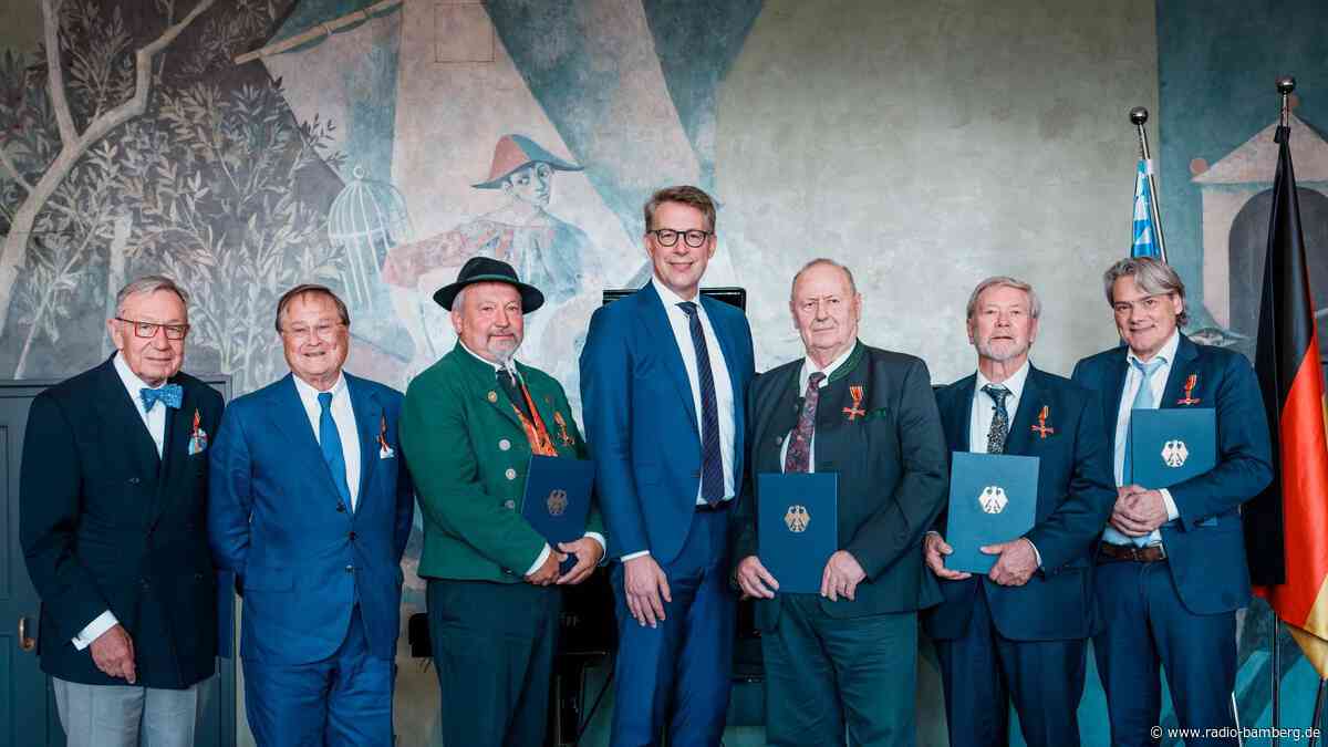 Herausragendes Engagement: Wissenschafts- und Kunstminister Markus Blume händigt Bundesverdienstkreuz am Bande aus