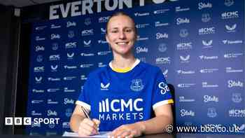 Australia striker McNamara joins Everton