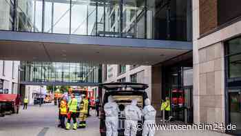 Frau in Einkaufszentrum niedergestochen und angezündet