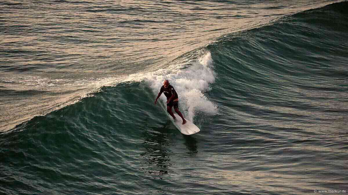 Waghalsiges Manöver: Windsurfer kollidiert fast mit Fähre – Behörden warnen