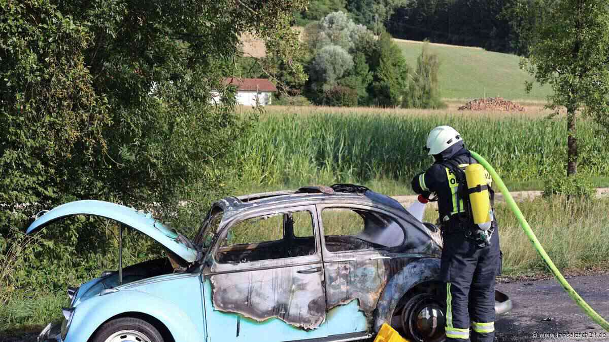 Oldtimer-Unglück bei Obertaufkirchen: VW Käfer geht auf Hauptstraße in Flammen auf