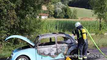 Oldtimer-Unglück bei Obertaufkirchen: VW Käfer geht auf Hauptstraße in Flammen auf