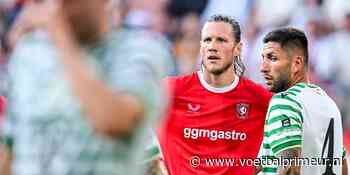 Beelden: geëmotioneerde Weghorst pinkt traantje weg bij FC Twente-debuut