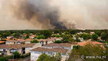 Grote natuurbrand bij Bordeaux bereikt kustdorp en bedreigt woningen