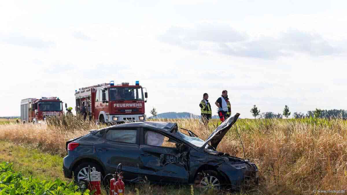 Unfall auf Bundesstraße in Hessen: Autofahrerin überschlägt sich nach Kollision mit Transporter