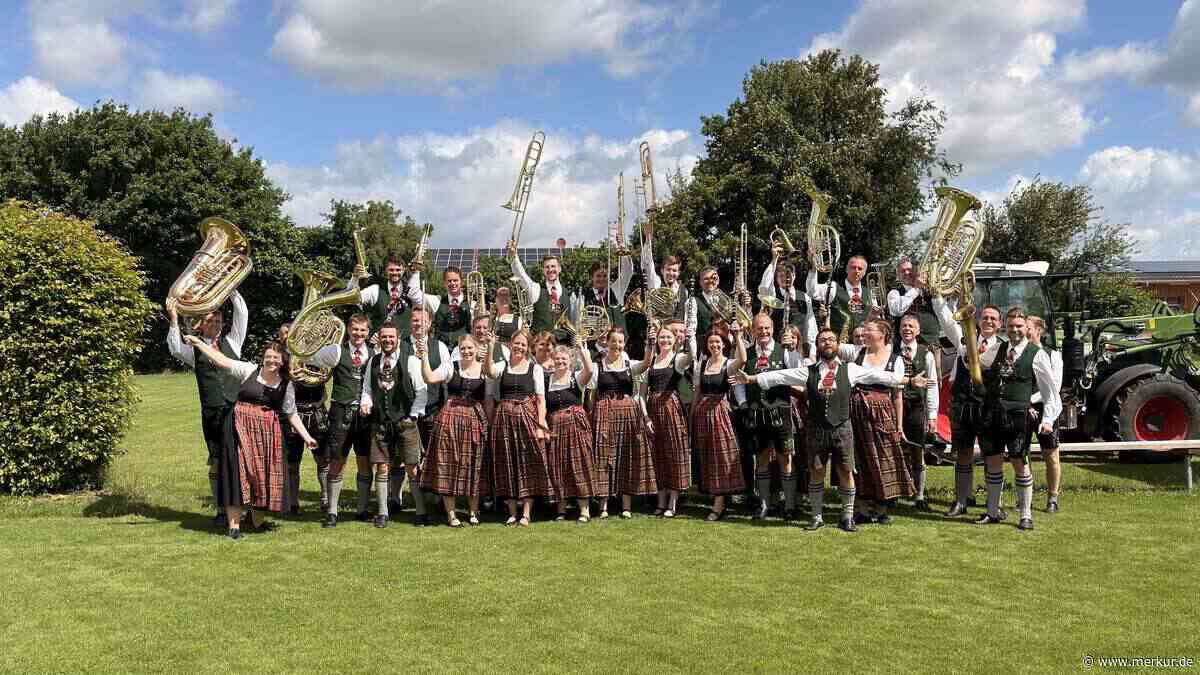 Blaskapelle feiert 160. Geburtstag mit Sternmarsch und Musikantenkarussell