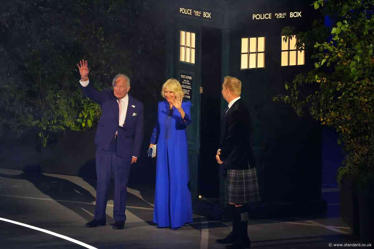 King and Queen emerge from Tardis to begin Commonwealth Games opening ceremony