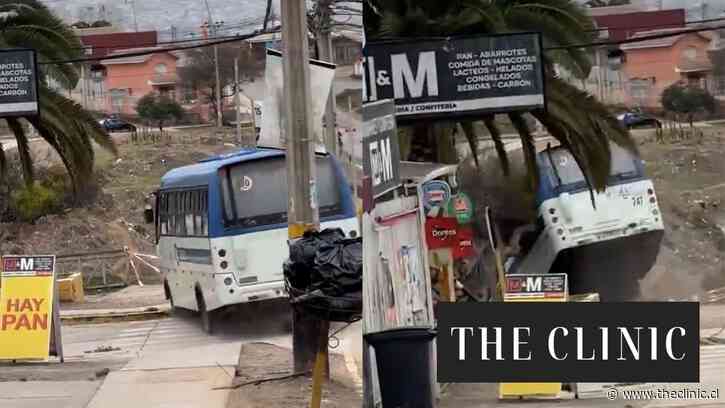 Micro sufrió falla en el freno de mano y cayó en una quebrada en Coquimbo: mujer alcanzó a escapar