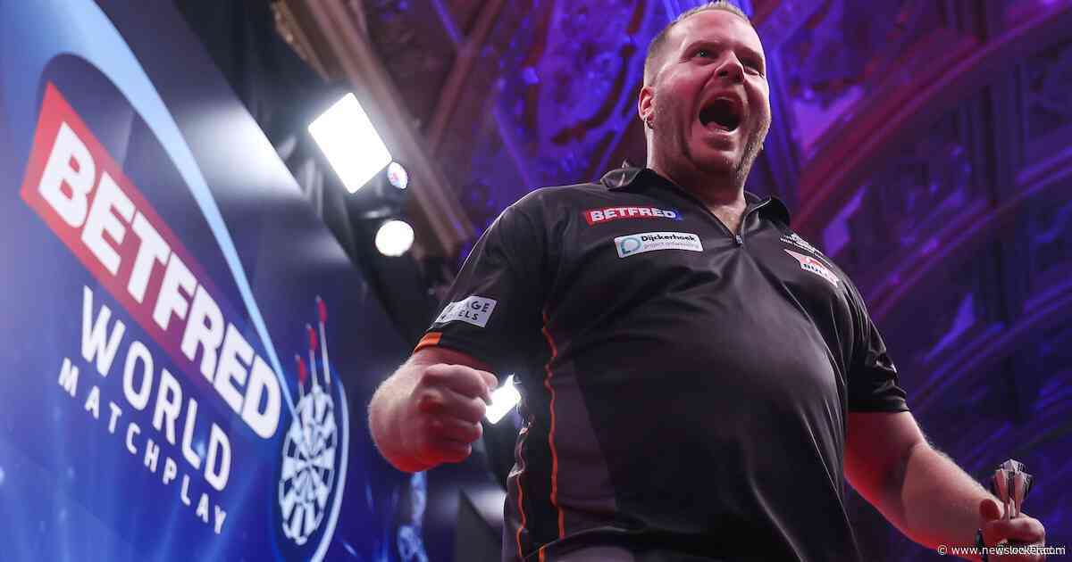 Dirk van Duijvenbode knokt zich langs tweevoudig wereldkampioen naar halve finale: ‘Dit zijn wedstrijden, man!’